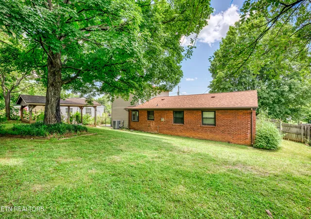 Homes for sale in Knoxville, TN | 3107 Myrtlewood Dr, Knoxville, TN 37921 | MLS# 1344535