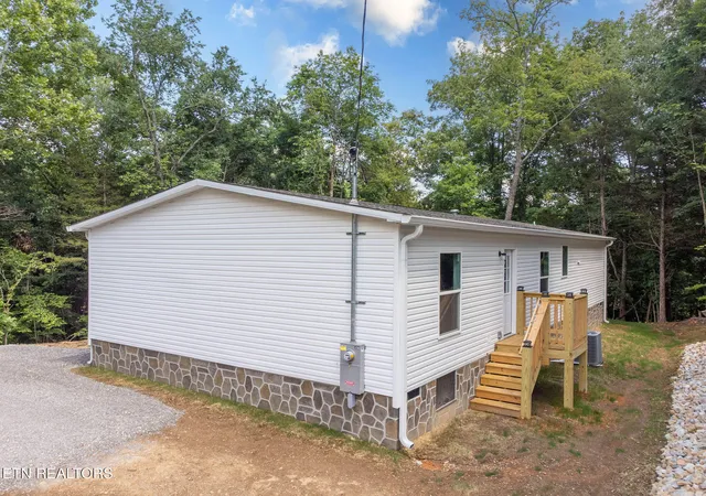 Homes for sale in Loudon, TN | 135 Pinecrest Dr, Loudon, TN 37774 | MLS# 1345110