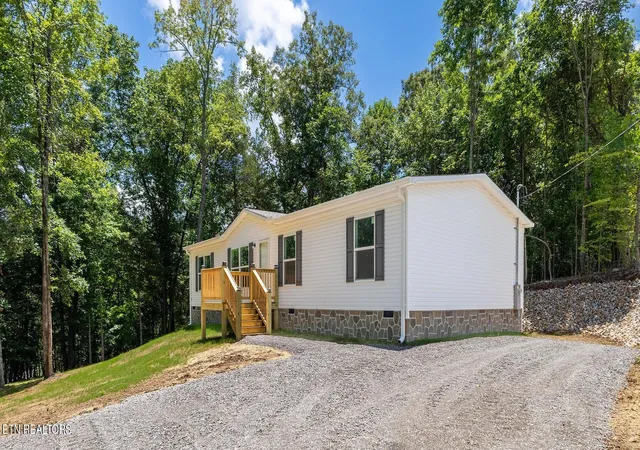 Homes for sale in Loudon, TN | 135 Pinecrest Dr, Loudon, TN 37774 | MLS# 1345110