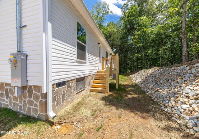 Homes for sale in Loudon, TN | 135 Pinecrest Dr, Loudon, TN 37774 | MLS# 1345110