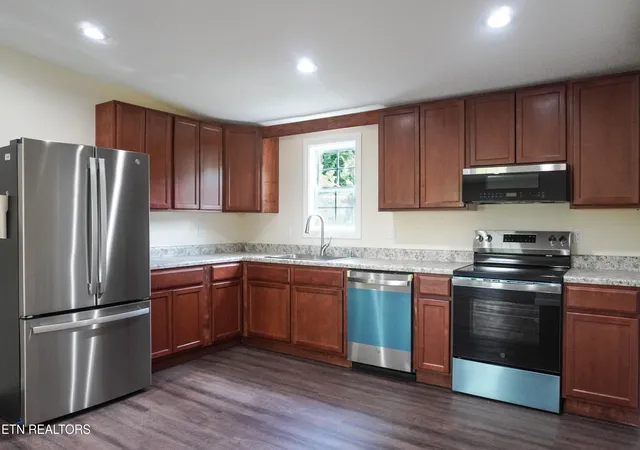 Photo 4 of Sale Pending at 425 Abbott Rd, Lenoir City, TN 37771 | MLS# 1344602 | Listing updated on 2026-08-31