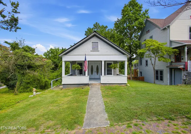 Photo 3 of Single family home for sale at 421 Cumberland St, Harriman, TN 37748 | MLS# 1345046 | Listing updated on 2026-08-19