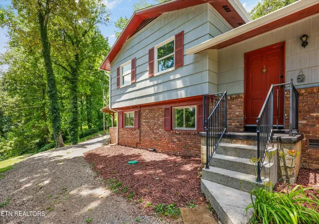 Photo 3 of Sale Pending at 410 Sherwood Ests Cir, Clinton, TN 37716 | MLS# 1344724 | Listing updated on 2026-09-30