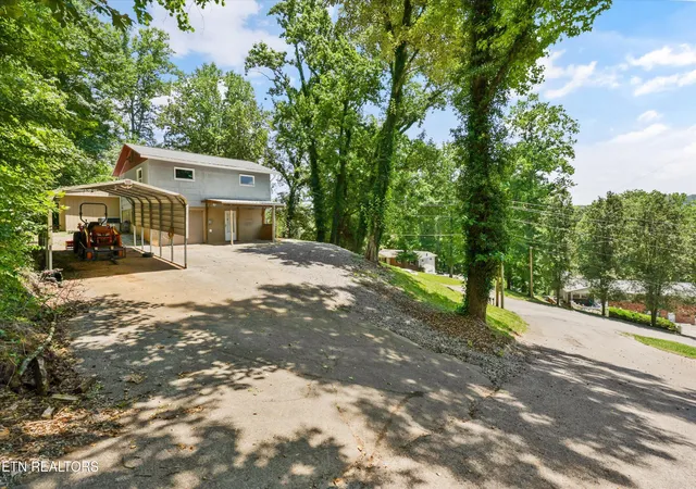 Photo 3 of Sale Pending at 410 Sherwood Ests Cir, Clinton, TN 37716 | MLS# 1344724 | Listing updated on 2026-09-30