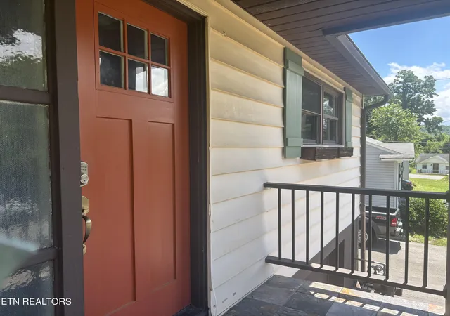 Photo 3 of Sale Pending at 104 Ashland Ln, Oak Ridge, TN 37830 | MLS# 1345315 | Listing updated on 2026-09-21