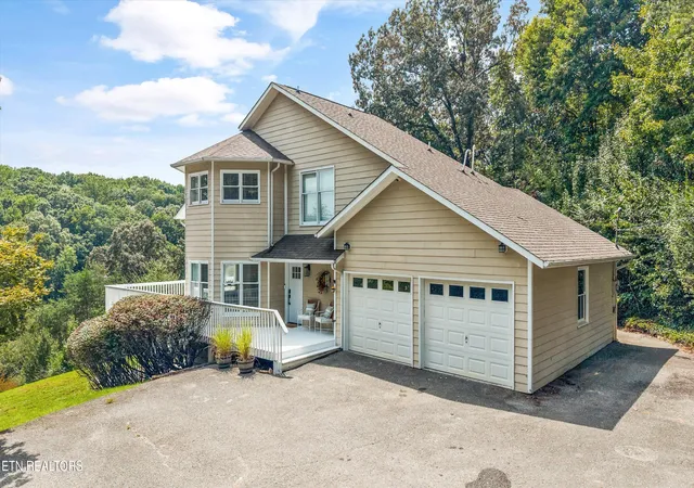Photo 2 of Single family home for sale at 489 Jefferson Ln, Clinton, TN 37716 | MLS# 1353327 | Listing updated on 2026-09-28