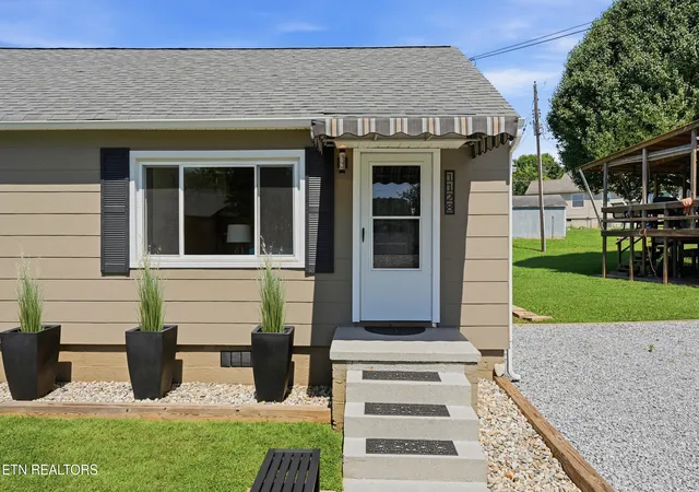 Photo 3 of Single family home for sale at 1128 Huffland Dr, Loudon, TN 37774 | MLS# 1345001 | Listing updated on 2026-10-02