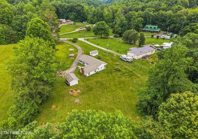 2nd image of 127 Mountain Rd, Oliver Springs, TN 37840 | MLS# 1345457