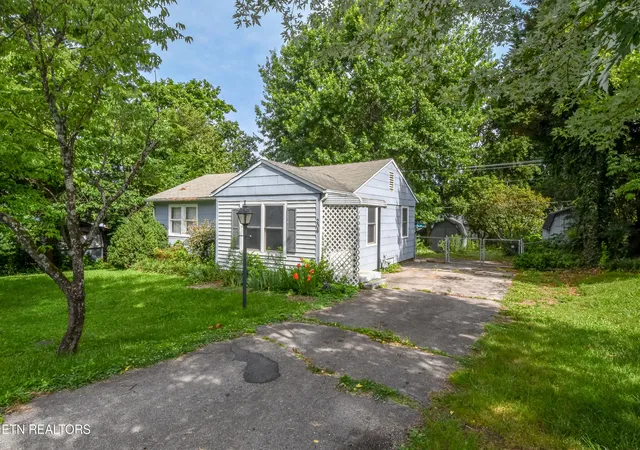 Photo 2 of Sale Pending at 206 Main Rd, Maryville, TN 37804 | MLS# 1345918 | Listing updated on 2026-08-29