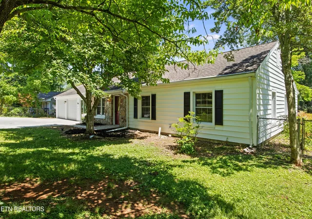 Homes for sale in Knoxville, TN | 3824 Longwood Dr, Knoxville, TN 37918 | MLS# 1344882