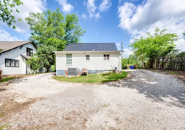Homes for sale in Clinton, TN | 721 N Charles G Seivers Blvd, Clinton, TN 37716 | MLS# 1345013