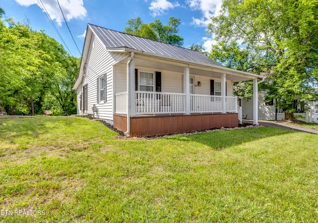Homes for sale in Clinton, TN | 721 N Charles G Seivers Blvd, Clinton, TN 37716 | MLS# 1345013