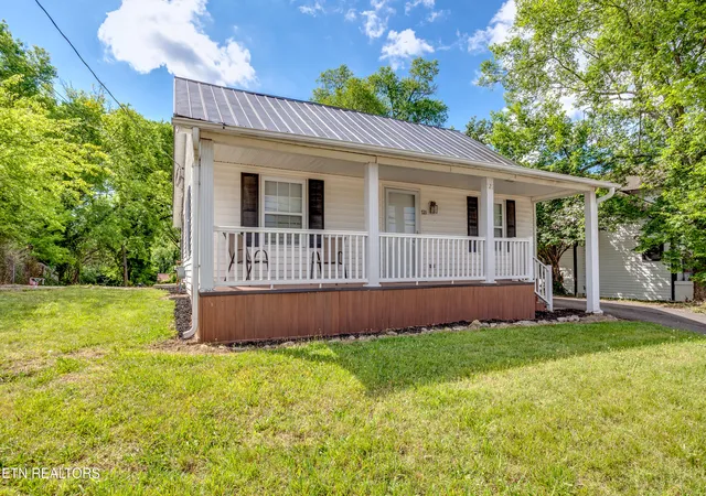 Homes for sale in Clinton, TN | 721 N Charles G Seivers Blvd, Clinton, TN 37716 | MLS# 1345013