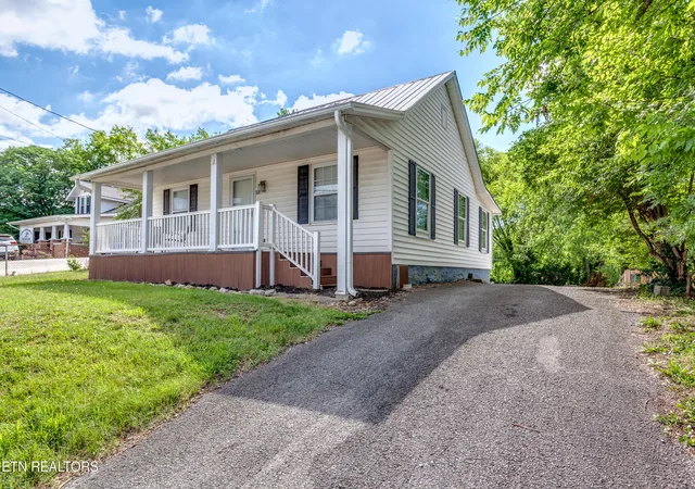 Homes for sale in Clinton, TN | 721 N Charles G Seivers Blvd, Clinton, TN 37716 | MLS# 1345013