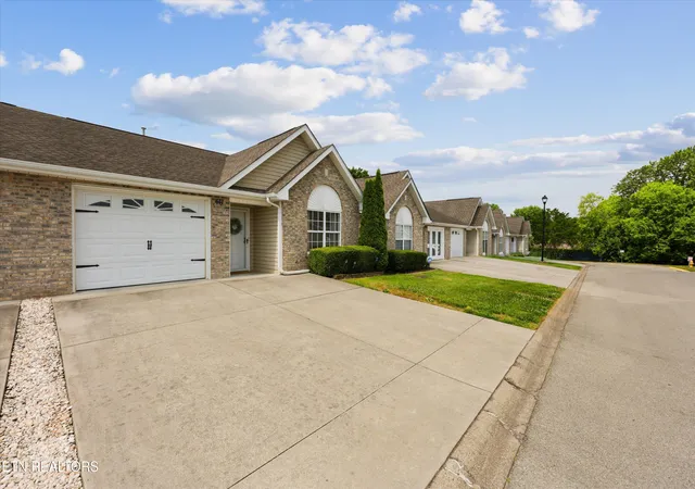 Listing Photo 4 - Condo for sale in building located at 611 High Pt Wy, Knoxville, TN 37912