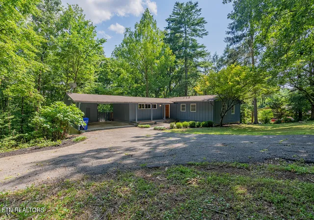 Homes for sale in Oak Ridge, TN | 909 W Outer Drive, Oak Ridge, TN 37830 | MLS# 1345902