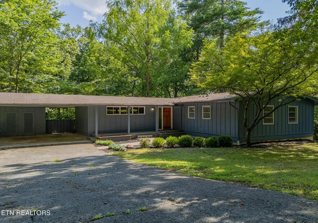 Homes for sale in Oak Ridge, TN | 909 W Outer Drive, Oak Ridge, TN 37830 | MLS# 1345902
