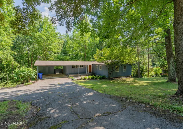 Homes for sale in Oak Ridge, TN | 909 W Outer Drive, Oak Ridge, TN 37830 | MLS# 1345902