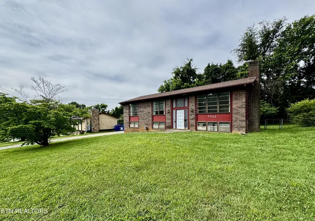 Homes for sale in Powell, TN | 7512 S Whispering Oak Cir, Powell, TN 37849 | MLS# 1345318