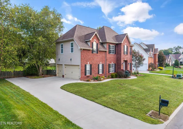 Photo 2 of Single family home for sale at 1376 Silver Leaf Dr, Lenoir City, TN 37772 | MLS# 1345451 | Listing updated on 2026-08-29