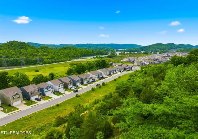 Homes for sale in Oak Ridge, TN | 113 Harbour Pointe Ln, Oak Ridge, TN 37830 | MLS# 1346184