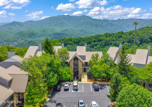 Homes for sale in Gatlinburg, TN | 1130 Ski Vw Dr, Gatlinburg, TN 37738