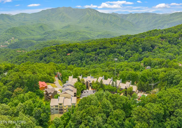 Homes for sale in Gatlinburg, TN | 1130 Ski Vw Dr, Gatlinburg, TN 37738