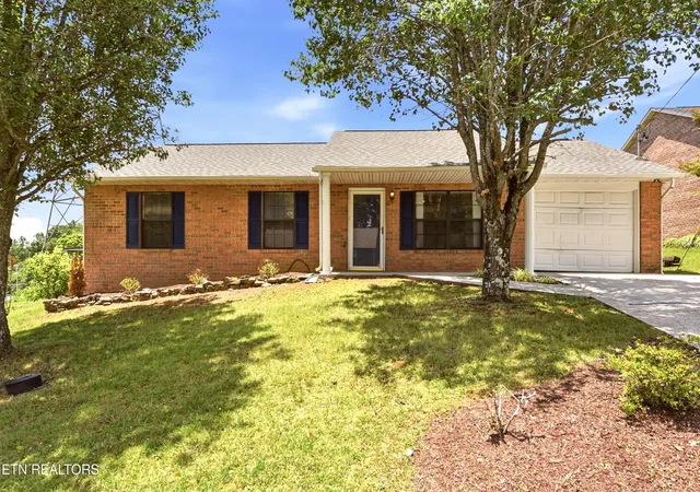 Homes for sale in Knoxville, TN | 8039 Florence Gardens Rd, Knoxville, TN 37938 | MLS# 1345865