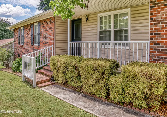 Homes for sale in Lenoir City, TN | 301 Foster Dr, Lenoir City, TN 37772 | MLS# 1345868
