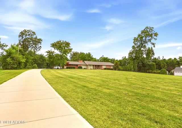 Photo 3 of Single family home for sale at 605 S Charles G Seivers Blvd, Clinton, TN 37716 | MLS# 1345685 | Listing updated on 2026-10-05