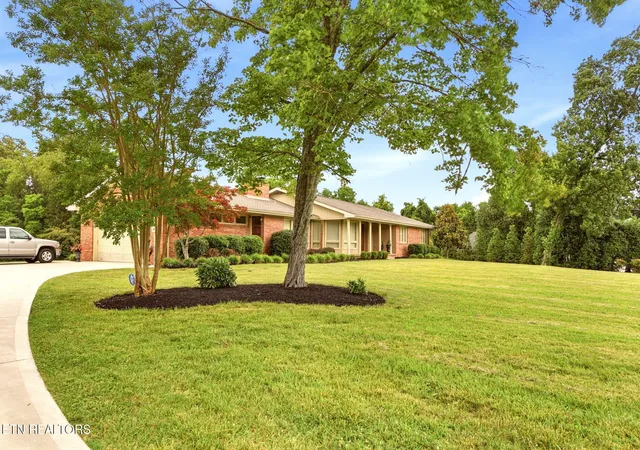 Photo 3 of Single family home for sale at 605 S Charles G Seivers Blvd, Clinton, TN 37716 | MLS# 1345685 | Listing updated on 2026-10-05