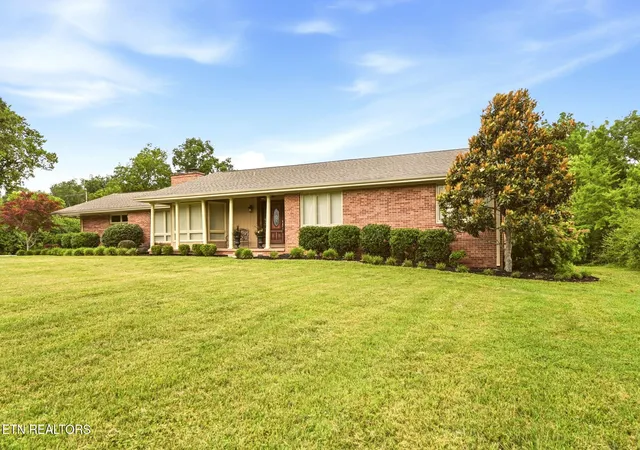 Photo 4 of Single family home for sale at 605 S Charles G Seivers Blvd, Clinton, TN 37716 | MLS# 1345685 | Listing updated on 2026-10-05