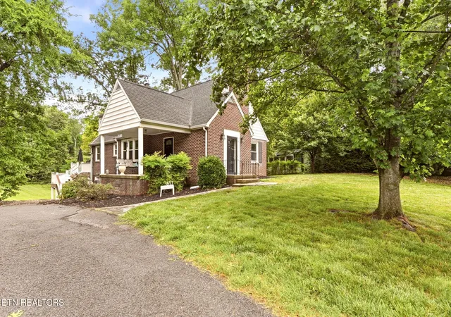 2nd image of 611 S Charles G Seivers Blvd, Clinton, TN 37716 | MLS# 1345627