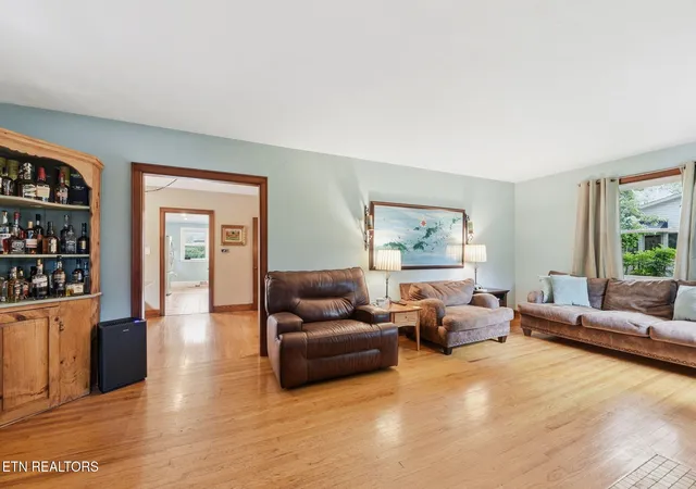 4th image of 611 S Charles G Seivers Blvd, Clinton, TN 37716 | MLS# 1345627