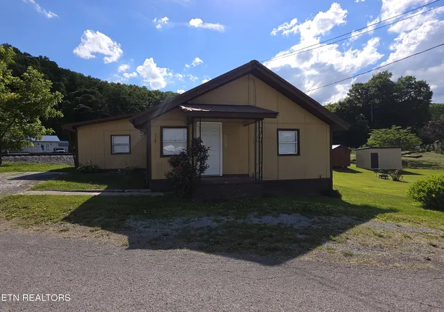 Homes for sale in Middlesboro, KY | 518 S 43rd St, Middlesboro, KY 40965 | MLS# 1345724
