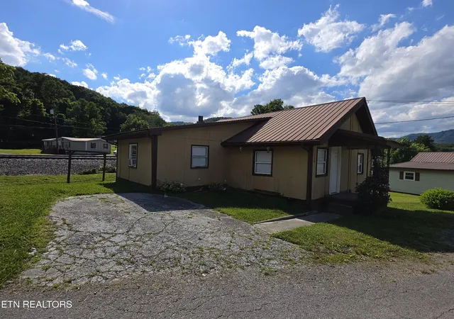 Homes for sale in Middlesboro, KY | 518 S 43rd St, Middlesboro, KY 40965 | MLS# 1345724