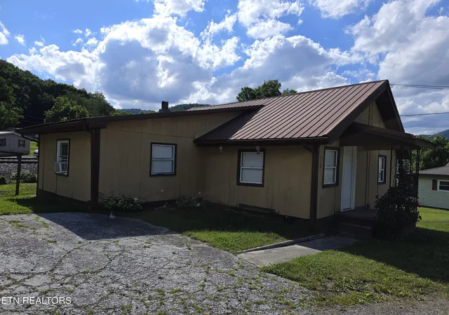 Homes for sale in Middlesboro, KY | 518 S 43Rd St, Middlesboro, KY 40965 | MLS# 1345724