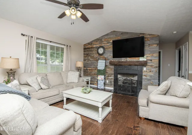 Photo 4 of Sale Pending at 4215 Wildwood Rd, Maryville, TN 37804 | MLS# 1345843 | Listing updated on 2026-08-20