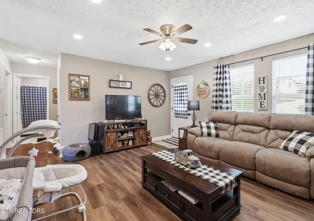 Homes for sale in Loudon, TN | 293 E Watkins Rd, Loudon, TN 37774 | MLS# 1345844