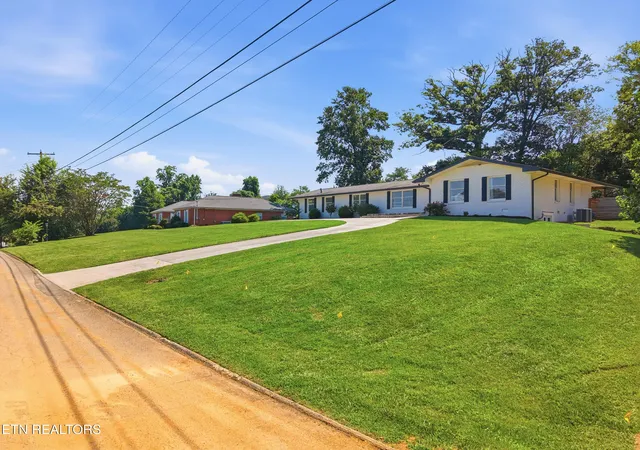 Photo 2 of Sale Pending at 204 Norfolk Dr, Knoxville, TN 37922 | MLS# 1346388 | Listing updated on 2026-09-16
