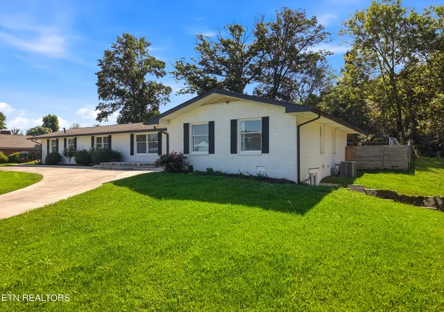 Photo 3 of Sale Pending at 204 Norfolk Dr, Knoxville, TN 37922 | MLS# 1346388 | Listing updated on 2026-09-16