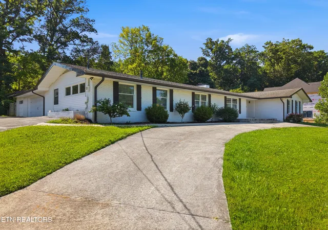 Photo 3 of Sale Pending at 204 Norfolk Dr, Knoxville, TN 37922 | MLS# 1346388 | Listing updated on 2026-09-16