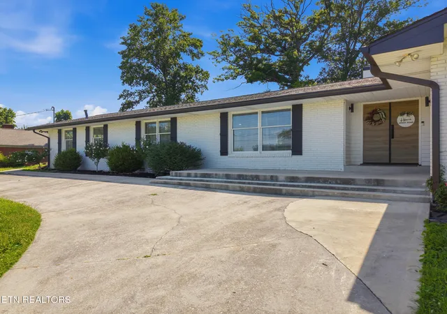 Photo 4 of Sale Pending at 204 Norfolk Dr, Knoxville, TN 37922 | MLS# 1346388 | Listing updated on 2026-09-16