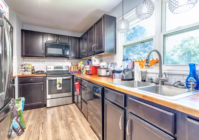 Homes for sale in Knoxville, TN | 1306 E East Walnut Grove Dr, Knoxville, TN 37918 | MLS# 1346044