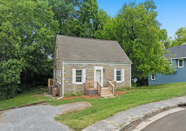 Photo 1 of Single family home for sale at 727 Witt Pl, Knoxville, TN 37915 | MLS# 1346002 | Listing updated on 2026-08-27