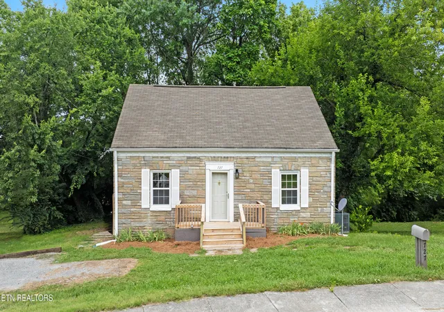 Photo 2 of Single family home for sale at 727 Witt Pl, Knoxville, TN 37915 | MLS# 1346002 | Listing updated on 2026-08-27