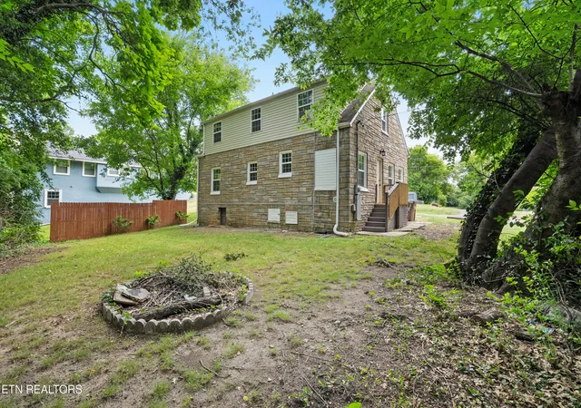 Photo 3 of Single family home for sale at 727 Witt Pl, Knoxville, TN 37915 | MLS# 1346002 | Listing updated on 2026-08-27
