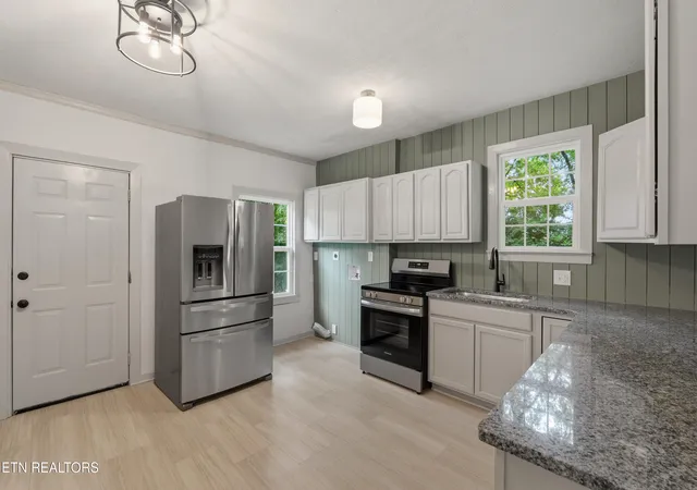 Photo 3 of Single family home for sale at 727 Witt Pl, Knoxville, TN 37915 | MLS# 1346002 | Listing updated on 2026-08-27