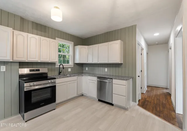 Photo 4 of Single family home for sale at 727 Witt Pl, Knoxville, TN 37915 | MLS# 1346002 | Listing updated on 2026-08-27