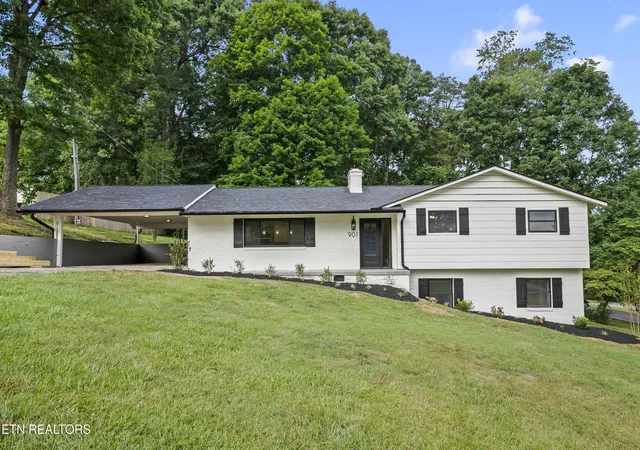 Homes for sale in Knoxville, TN | 901 Midsouth Rd, Knoxville, TN 37919 | MLS# 1347213